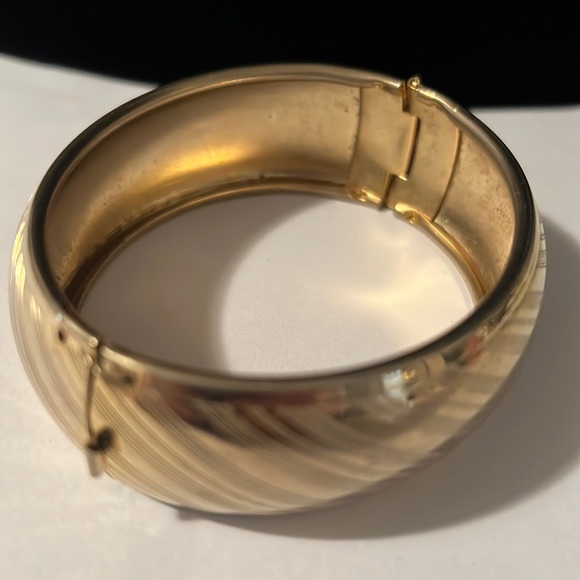 Vintage, gold tone, hinged bangle bracelet - Picture 1 of 9